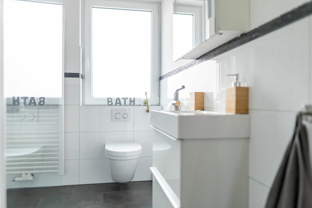 Modernes Bad mit Dusche