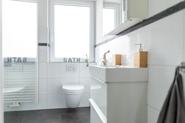 Modernes Bad mit Dusche