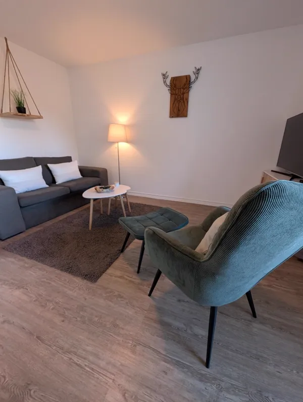 Wohnbereich mit Sofa und Esstisch