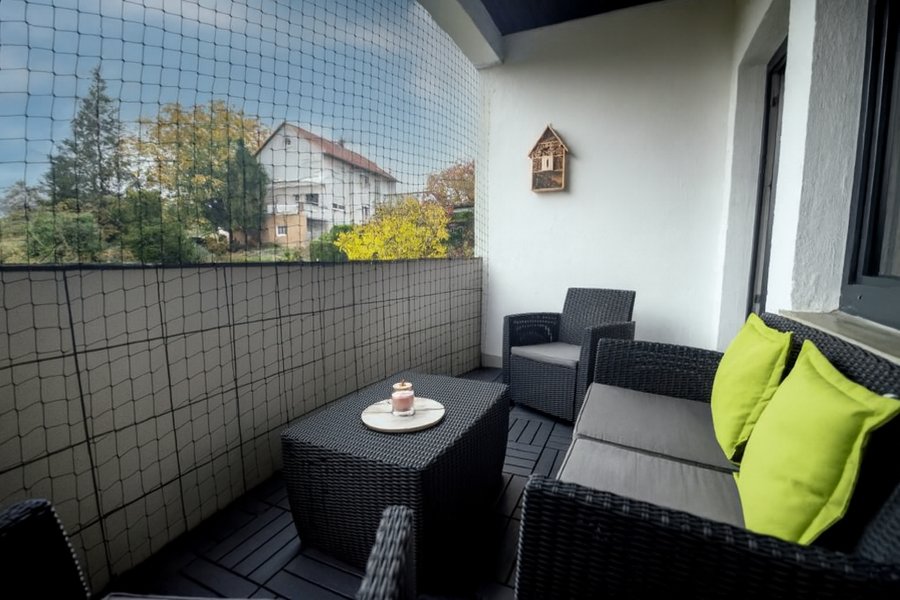 Balkon mit angebrachtem Katzennetz fĂŒr die Sicherheit Ihrer Katze