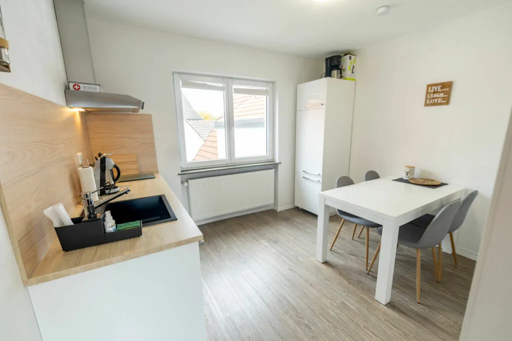 Küche der Ferienwohnung mit Esstisch und Sitzbank