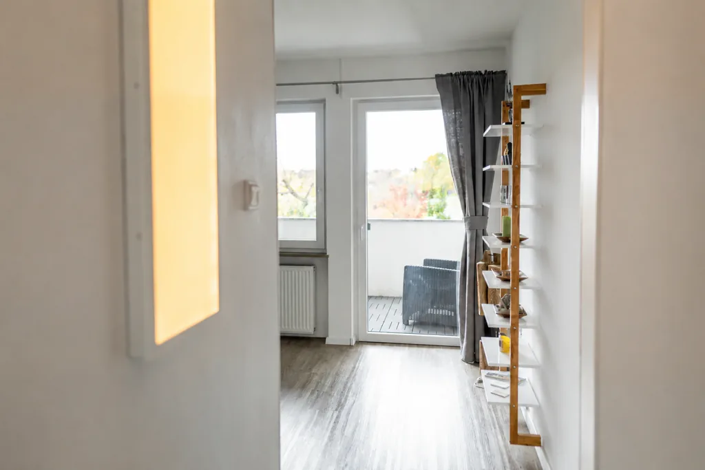 Wohnzimmer mit Blick auf den Balkon