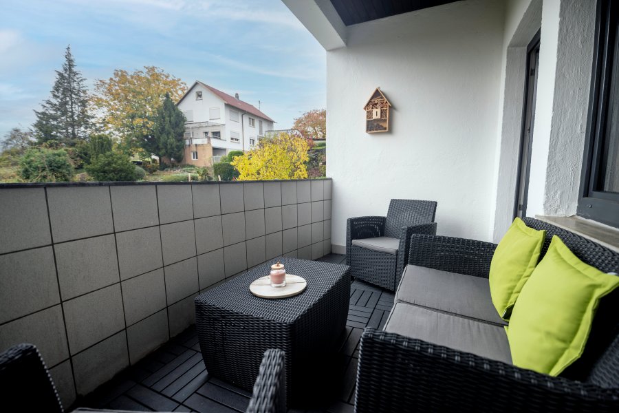 Balkon der Ferienwohnung bei der ein Katzennetz angebracht wird